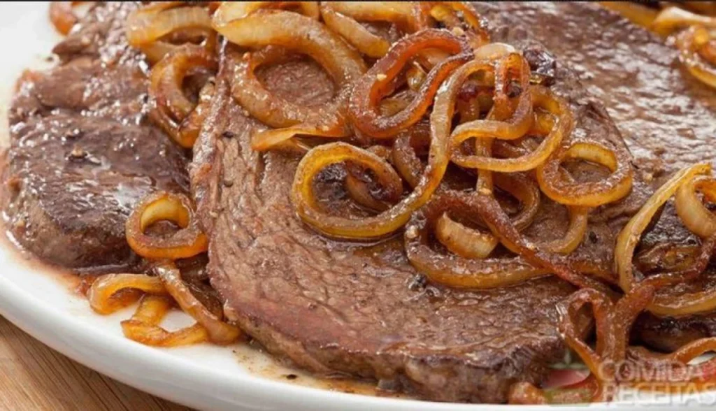 Receita de bife acebolado delicioso, simples e caseiro