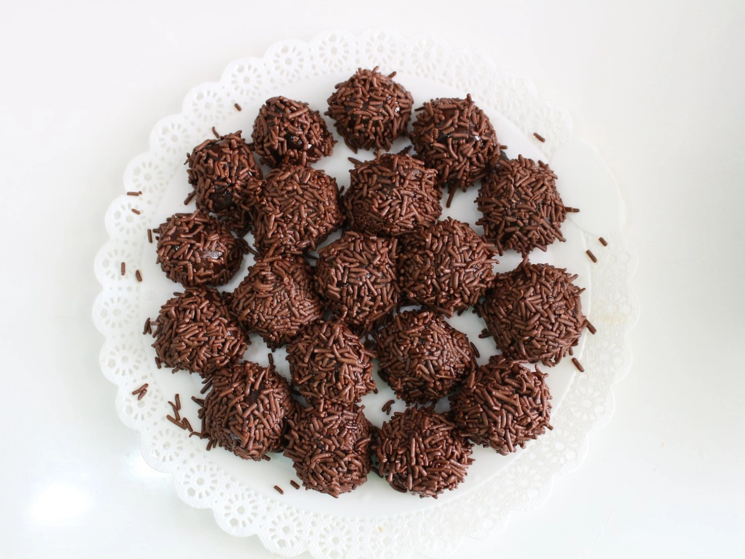 Receita de brigadeiro para festa de aniversário com granulado na mesa de doces
