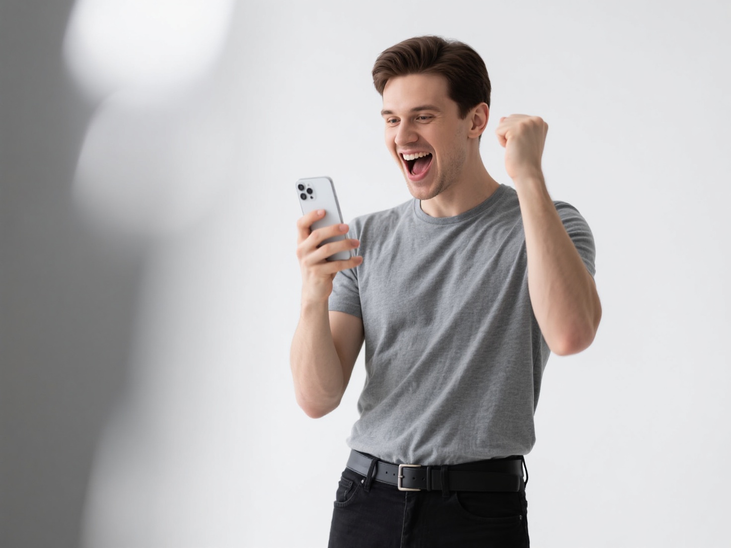 Pessoa em casa usando apenas o celular para organizar a renda extra