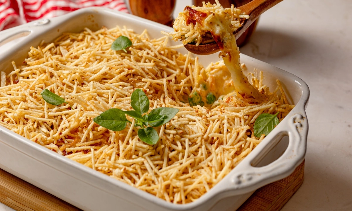 Fricassé de frango prático cremoso em travessa, finalizado com batata palha